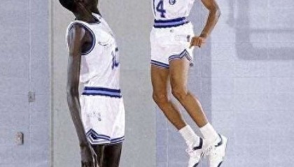 开云-看了照片才相信，原来世界上真有人能站扣！中国就有一人|扣篮|NBA|蒂姆·波尔|博班|穆雷桑_新浪体育_新浪新闻