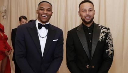 开云体育-库里发声支持韦少：为他骄傲 侮辱名字已经越界