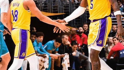 开云下载-湖人发布对阵黄蜂终场海报：主场告负，战绩降至24胜15负